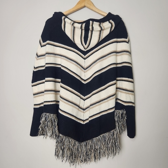 Dreamers Hooded Poncho - Picture 2 of 9